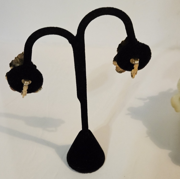 Rare Vintage Sarah Coventry Earrings Ivy Leaf White Faux Pearl Goldtone Clip On - Picture 5 of 6